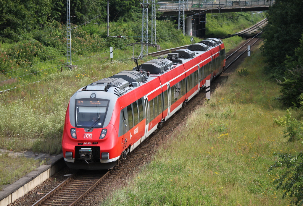 442 851 als RE9(RE 13009)von Rostock Hbf nach Sassnitz bei der Durchfahrt im Haltepunkt Rostock-Kassebohm.22.07.2017