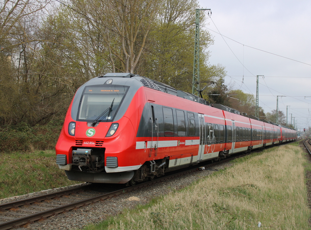442 854 als S1(Warnemünde-Rostock)bei der Einfahrt in Rostock-Bramow.12.04.2025