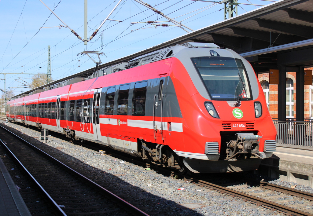 442 854 stand als S3(Warnemünde-Güstrow)im Rostocker Hbf.04.04.2025