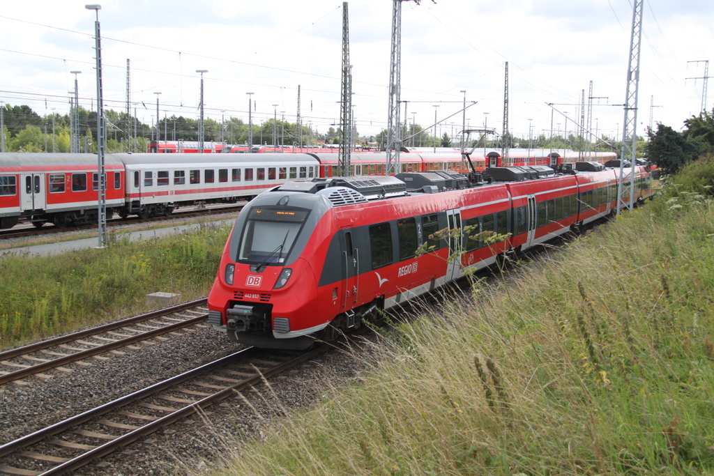 442 857 als S2(Warnem�nde-G�strow)bei der Ausfahrt im Rostocker Hbf.05.08.2016