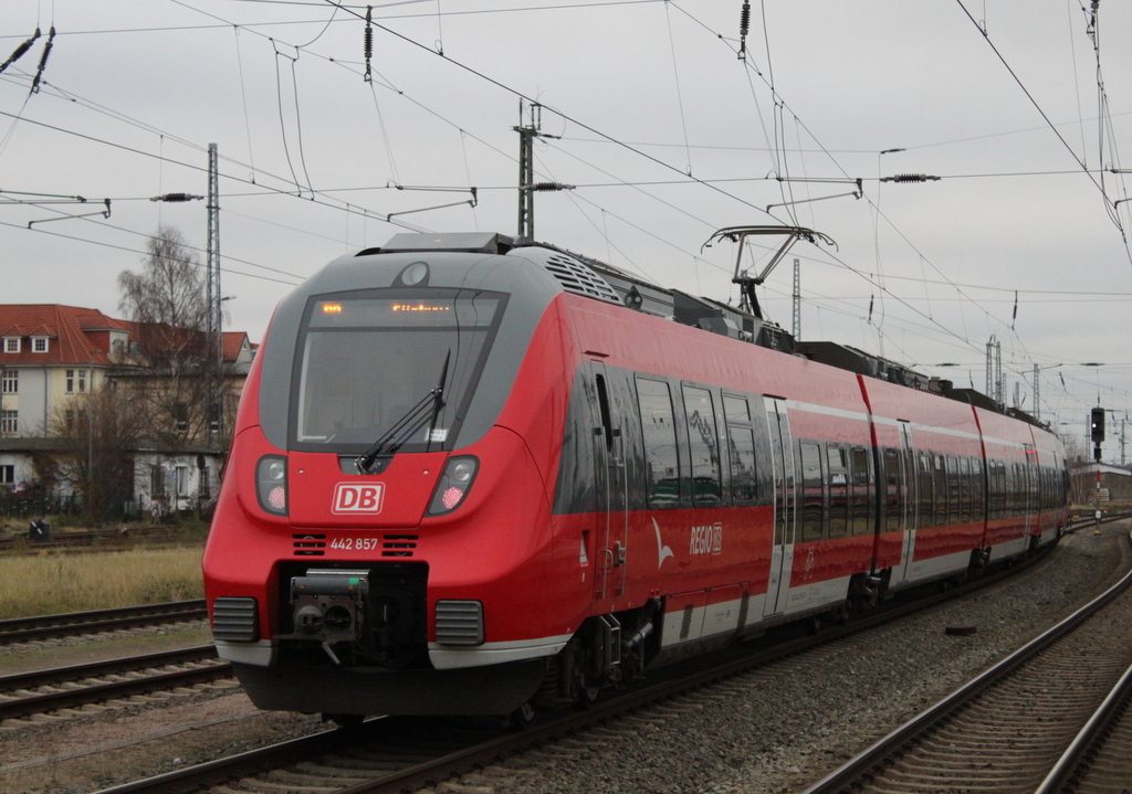 442 857 hatte am 28.12.2015 auf der Fahrt von Warnem�nde Werft nach G�strow Ausfahrt im Rostocker Hbf am Ersatzsignal.