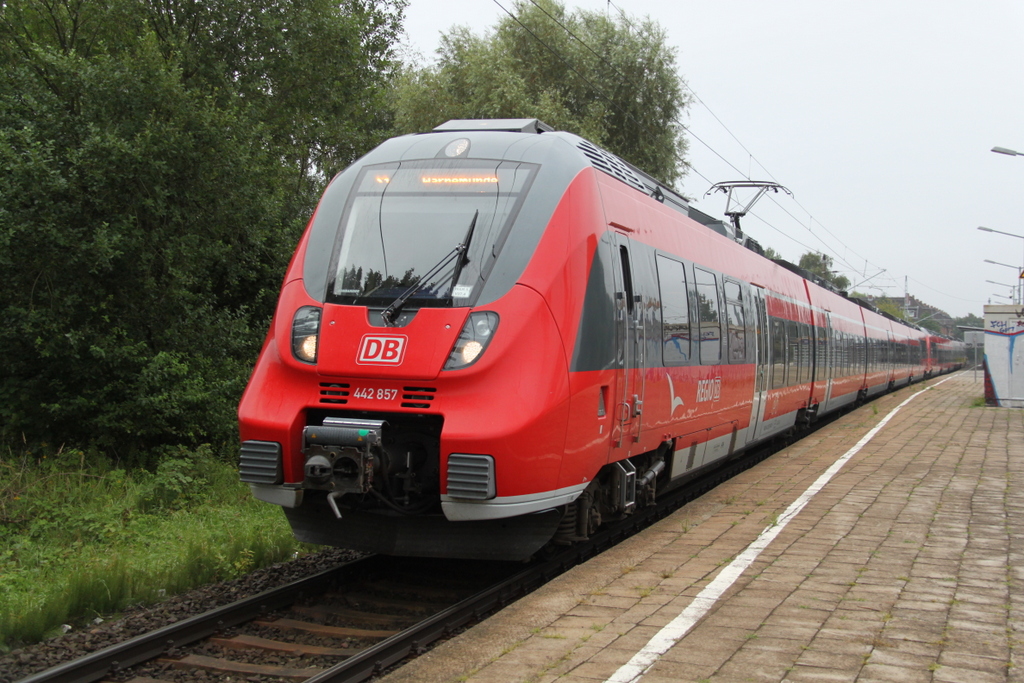 442 857+442 840 als S1(Rostock-Warnem�nde)kurz vor der Ausfahrt im Haltepunkt Rostock-Holbeinplatz.12.08.2016