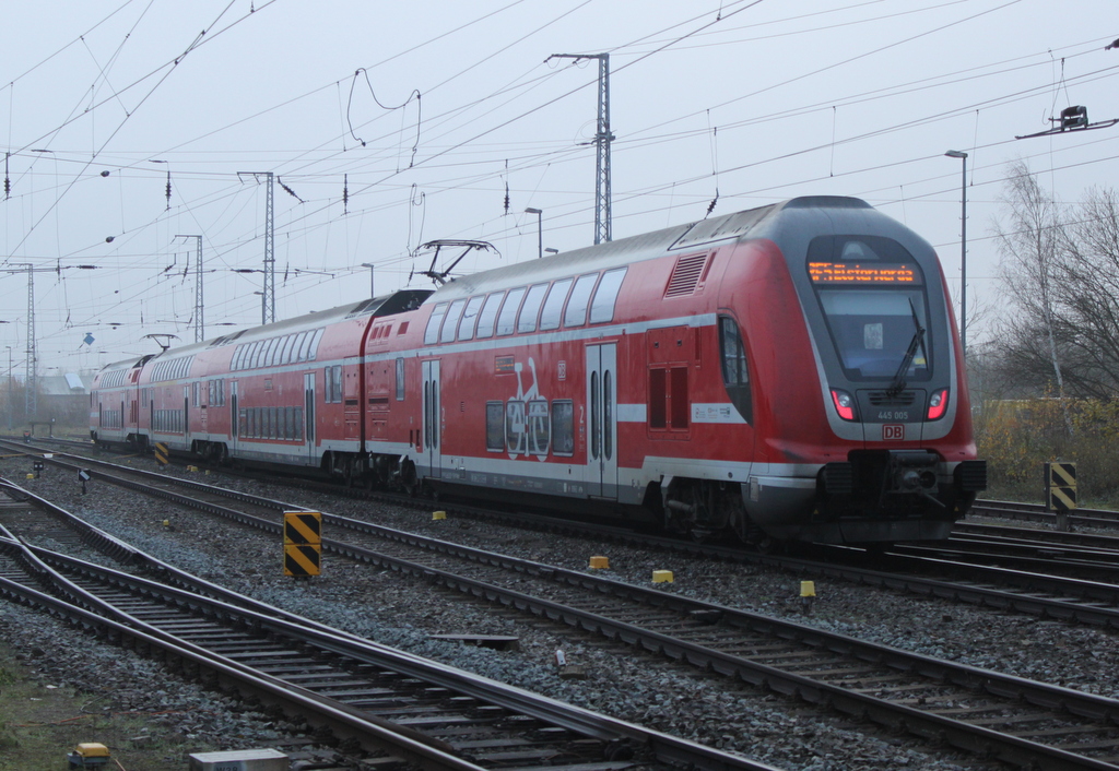 445 005 als RE5(Rostock-Elsterwerda)bei der Ausfahrt im Rostocker Hbf.01.12.2019