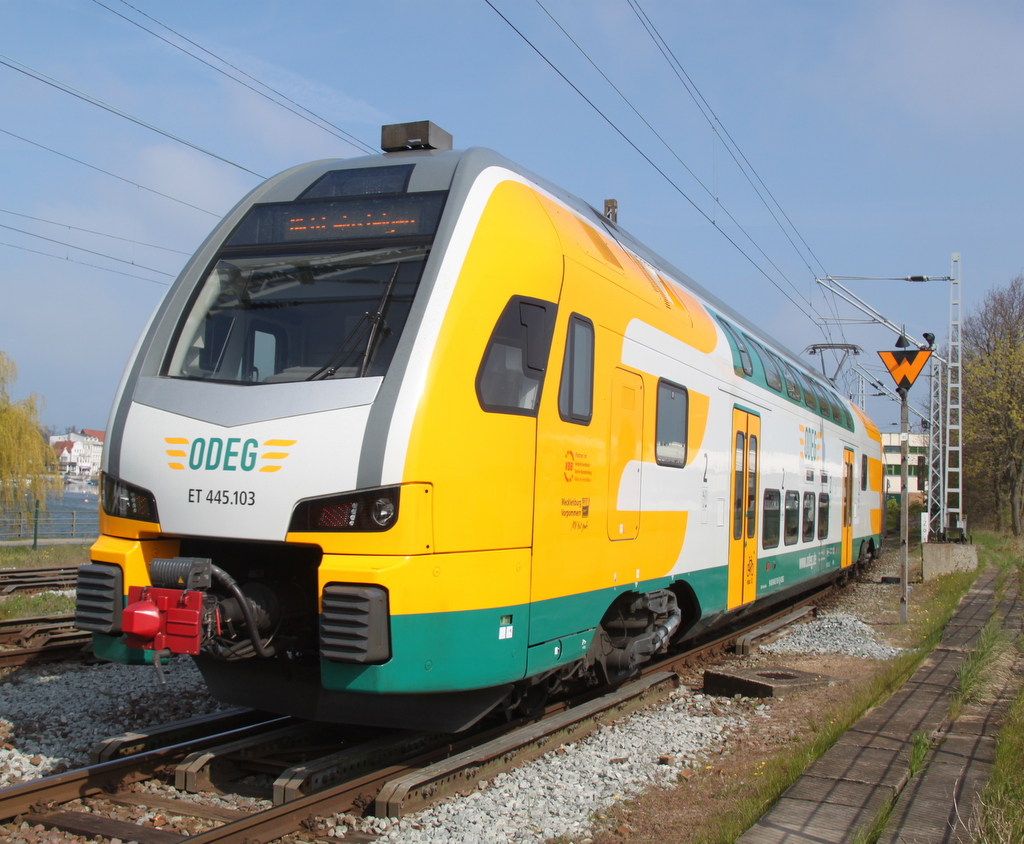 445 103-5 musste am 02.05.2015 im Bahnhof Warnem�nde von Gleis 4 auf Gleis 6 umsetzten.