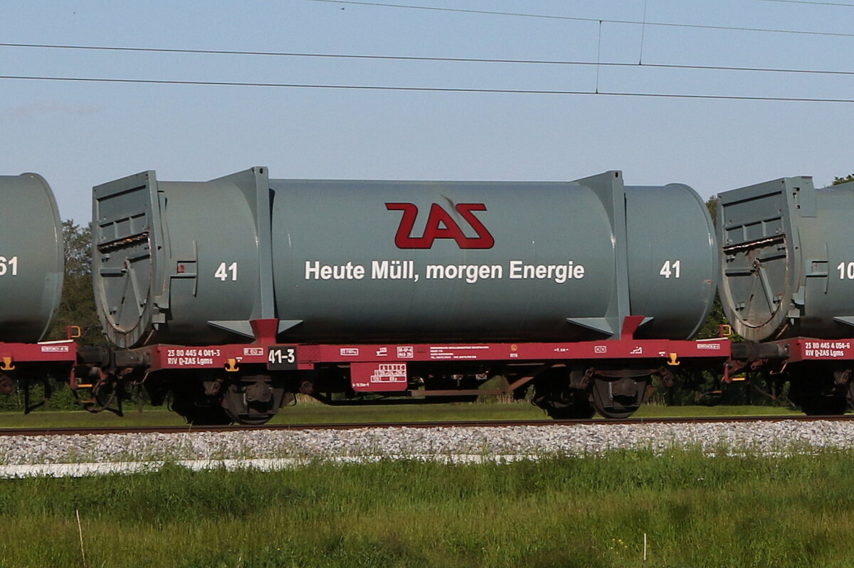 4454 041 (Lgms) mit einem  ZAS -Mllcontainer am 31. Mai 2021 bei Bernau.