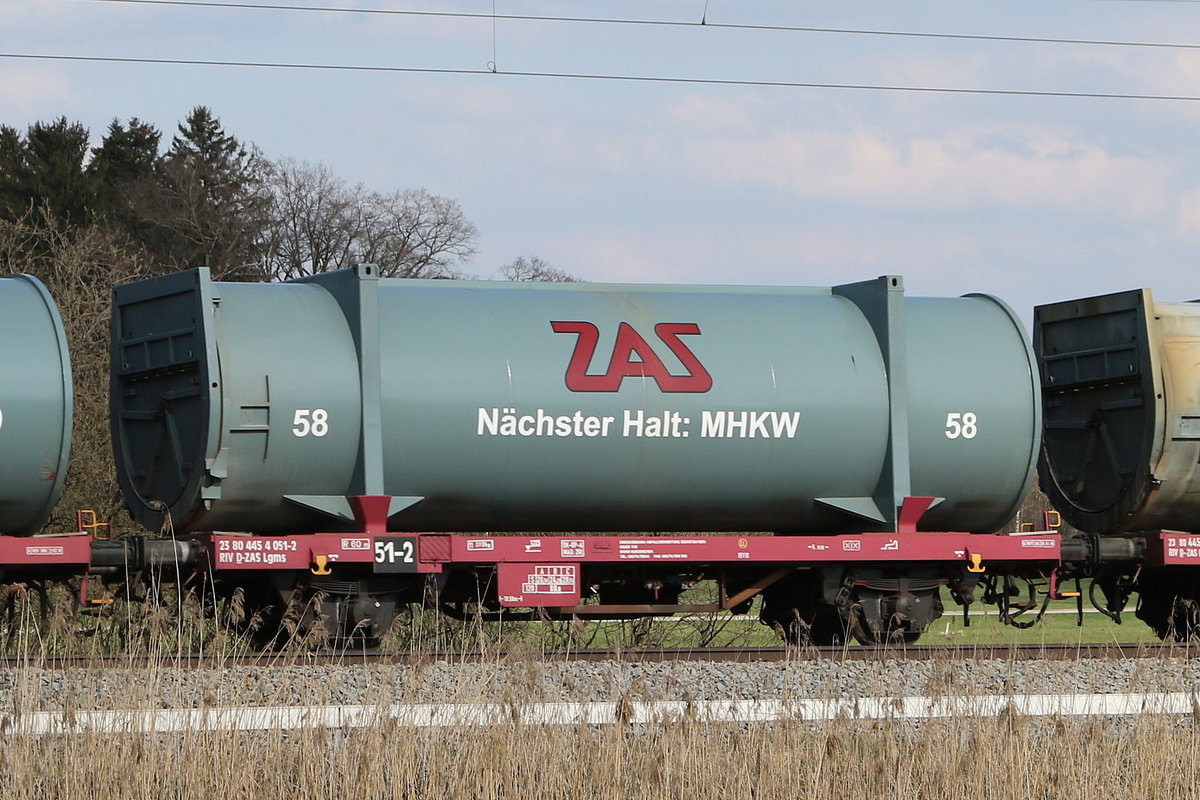 4454 051 (Lgms) mit einem  ZAS-Mllcontainer  am 16. April 2021 bei Bernau am Chiemsee.
