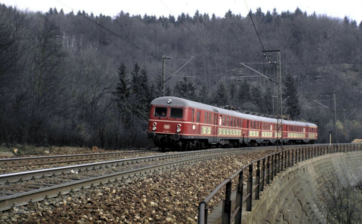 455 122-9 auf dem Mühltalfelsendamm der Geislinger Steige am 02.04.1982.