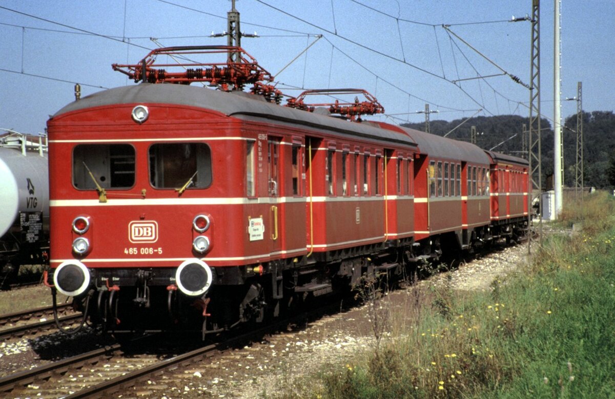 465 006-5 mit Verlängerung um einen ehemaligen Umbauwagen Byg der ehemals S-Bahn Stuttgart in Amstetten am 14.09.1987.