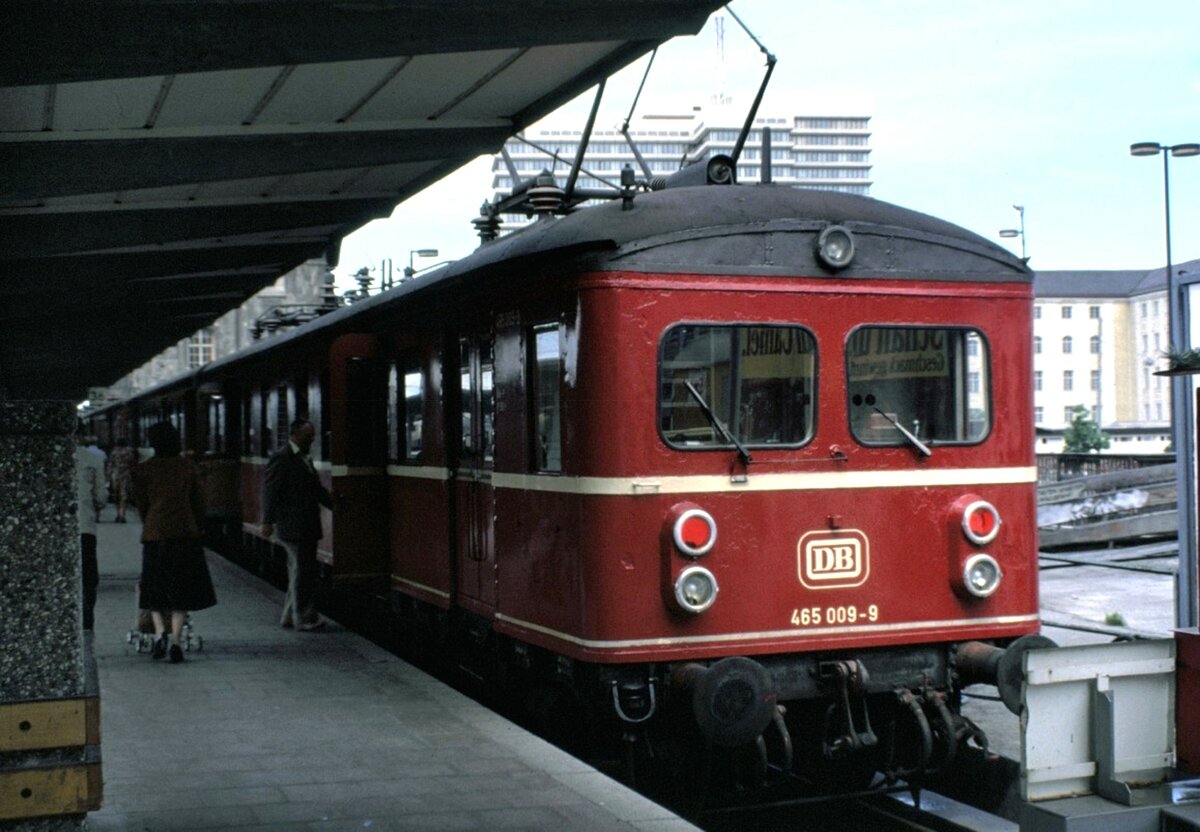 465 009-9 im Münchner Hbf für den Transfer zum Ausstellungsgelände in München-Freimann; bei der Ausstellung 100 Jahre elektrische Lokomtive in München-Freimann am 25-05-1979.