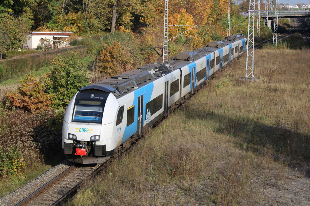 4746 302 als RE 76364 von Ostseebad Binz nach Rostock Hbf bei der Durchfahrt um 12.53 Uhr in Rostock-Kassebohm