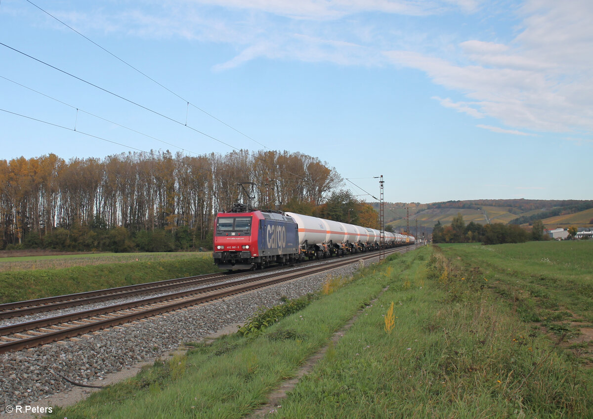 482 001-5 zieht mit einem Gaskesselzug bei Retzbach-Zellingen in Richtung Süden. 21.10.24