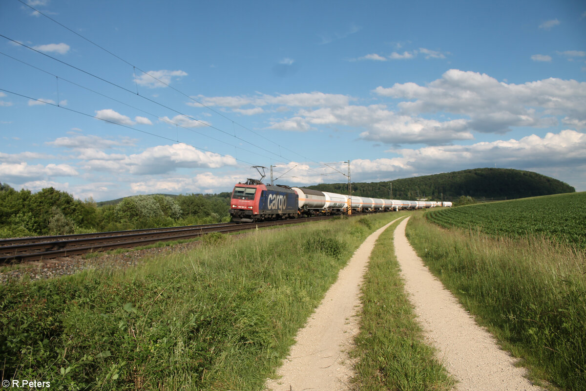 482 021-3 zieht bei Treuchtlingen ein Gaskesselzug. 10.06.24