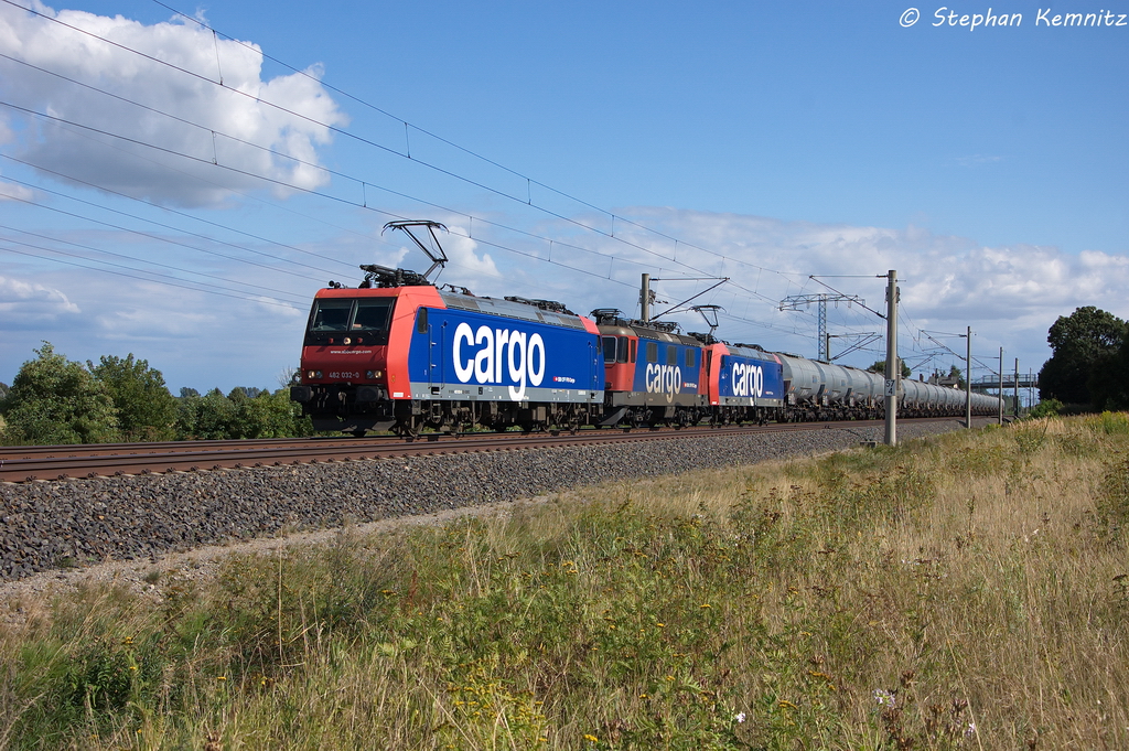 482 032-0 SBB Cargo f�r HSL Logistik GmbH mit der Wagenlok 421 374-0 SBB Cargo und die 482 034-6  Duisburg  SBB Cargo f�r HSL Logistik GmbH in Vietznitz. Die 482 032-0 & 482 034-6 hatten einen ČD Cargo Kesselzug  Umweltgef�hrdender Stoff, fl�ssig  gezogen und fuhren in Richtung Wittenberge weiter. 20.08.2013