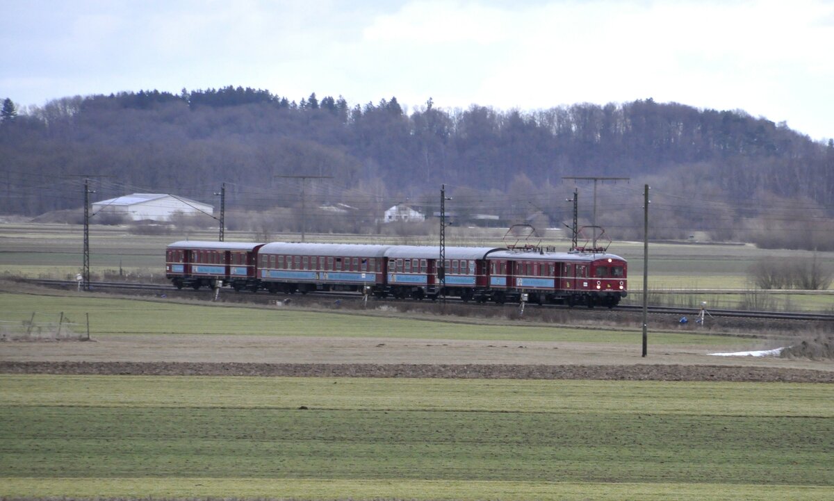 485 006-5 mit Zwischenwagen: Umbauwagen 4-achsig und ein Nahverkehrswagen, sowie einen Steuerwagen in Neu-Ulm Pfuhl am 26.02.2010.