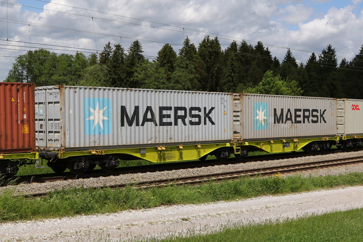 4850 418 (Sggrs) von  GATX  mit zwei  MAERSK-Containern  am 24. Mai 2020 bei Grabensttt.