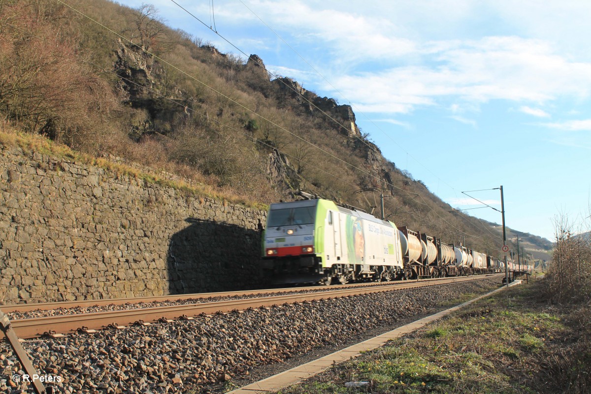 486 509 mit einem Wechselpritschenzug kurz hinter Assmannshausen. 13.01.15
