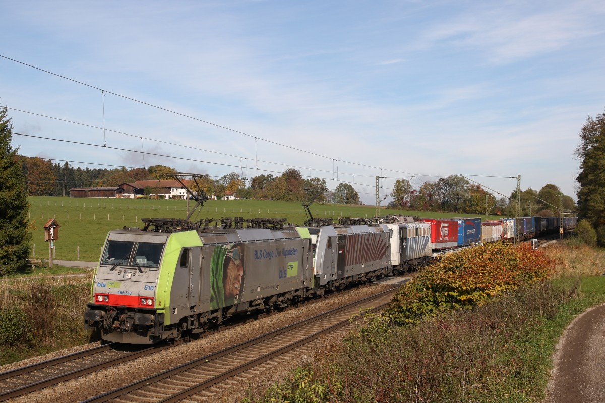486 510 und die beiden  Locomotion-Loks  186 285 und 139 312 am 24. Oktober 2015 bei Vogl.