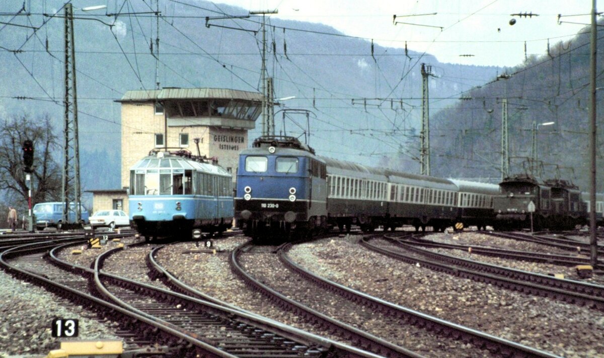 491 001-4; 110 230-0 mit D-Zug, sowie 2 x 194 Schubloks in Bereitschaft (aufgebügelt) in Geislingen Steige am 30.03.1982.