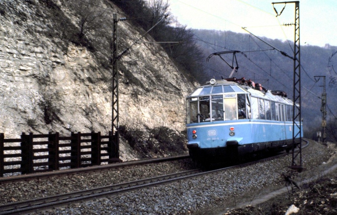 491 001-4, der Gläserne Zug fährt von der WMF-Einkaufsfahrt über die Geislinger Steige nach München zurück, am 23.03.1982.