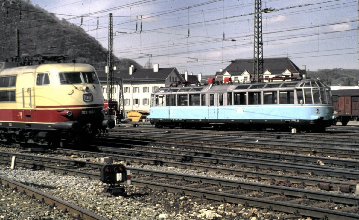 491 001-4, der Gläserne Zug, wartet in Geislingen an der Steige auf die Fahrgäste, während 103 168mit einem Intercity vorbeifährt, am 07.05.1982.