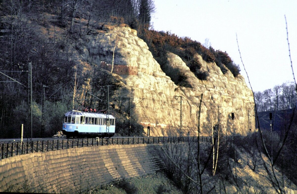 491 001-4 Gläserner Zug auf dem Mühltalfelsendamm der Geislinger Steige am 03.04.1982.