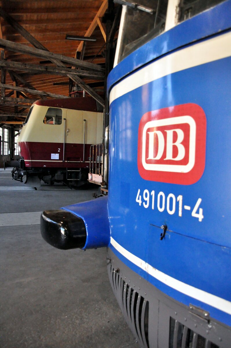 491 001-4 Gläserner Zug im Bahnpark Augsburg am 26.06.2022. Front, im Hintergrund 120 003-9.