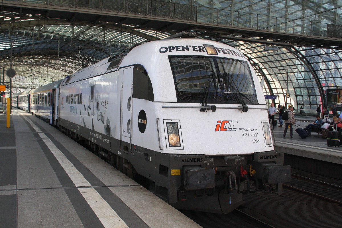 5 370 001 mit EC55 nach Gdynia Glowny am 27.08.2014 in Berlin Hbf