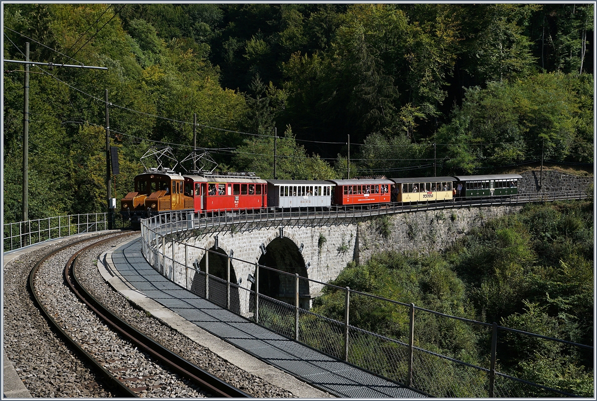 50 Jahre Blonay Chamby - MEGA BERNINA FESTIVAL: Die RhB Bernina Ge 2/2 161 Asnin (Eselchen) und der RhB ABe 4/4 35 mit einem bunten Zug auf dem Baie de Clarens Viadukt auf dem Weg nach Blonay.
15. Sept. 2018