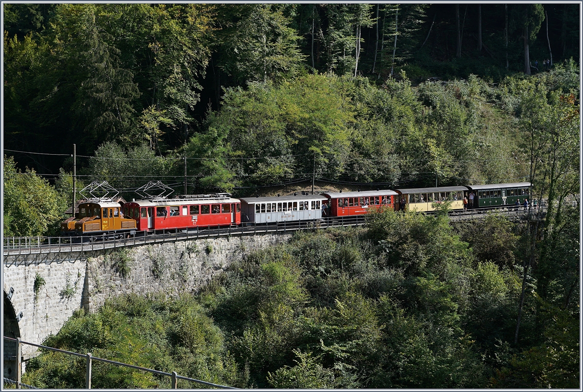 50 Jahre Blonay Chamby - MEGA BERNINA FESTIVAL: Die RhB Bernina Ge 2/2 161 Asnin (Eselchen) und der RhB ABe 4/4 35 mit einem bunten Zug bei Vers Chez Robert beim Baie de Clarens Viadukt auf dem Weg nach Blonay.
15. Sept. 2018