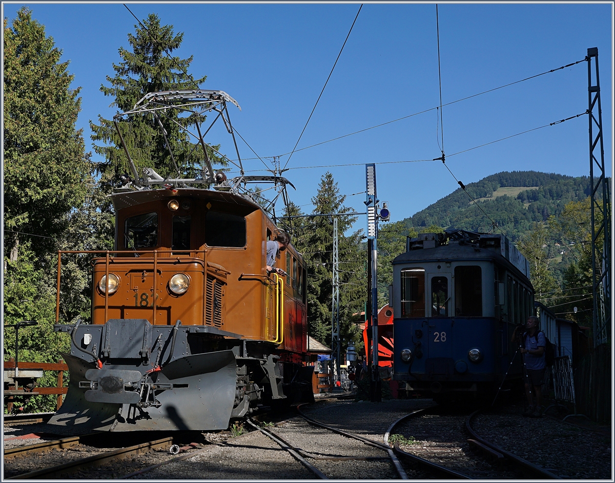 50 Jahre Blonay Chamby - MEGA BERNINA FESTIVAL: das Bernina Krokodil Ge 4/4 182 beim Manöver in Chaulin.

9. Sept. 2018