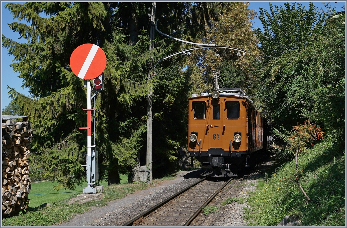 50 Jahre Blonay Chamby - MEGA BERNINA FESTIVAL: Die Blonay-Chamby Bahn BB Ge 4/4 81, beim Einfahrtsignal von Chaulin.

9. Sept. 2018