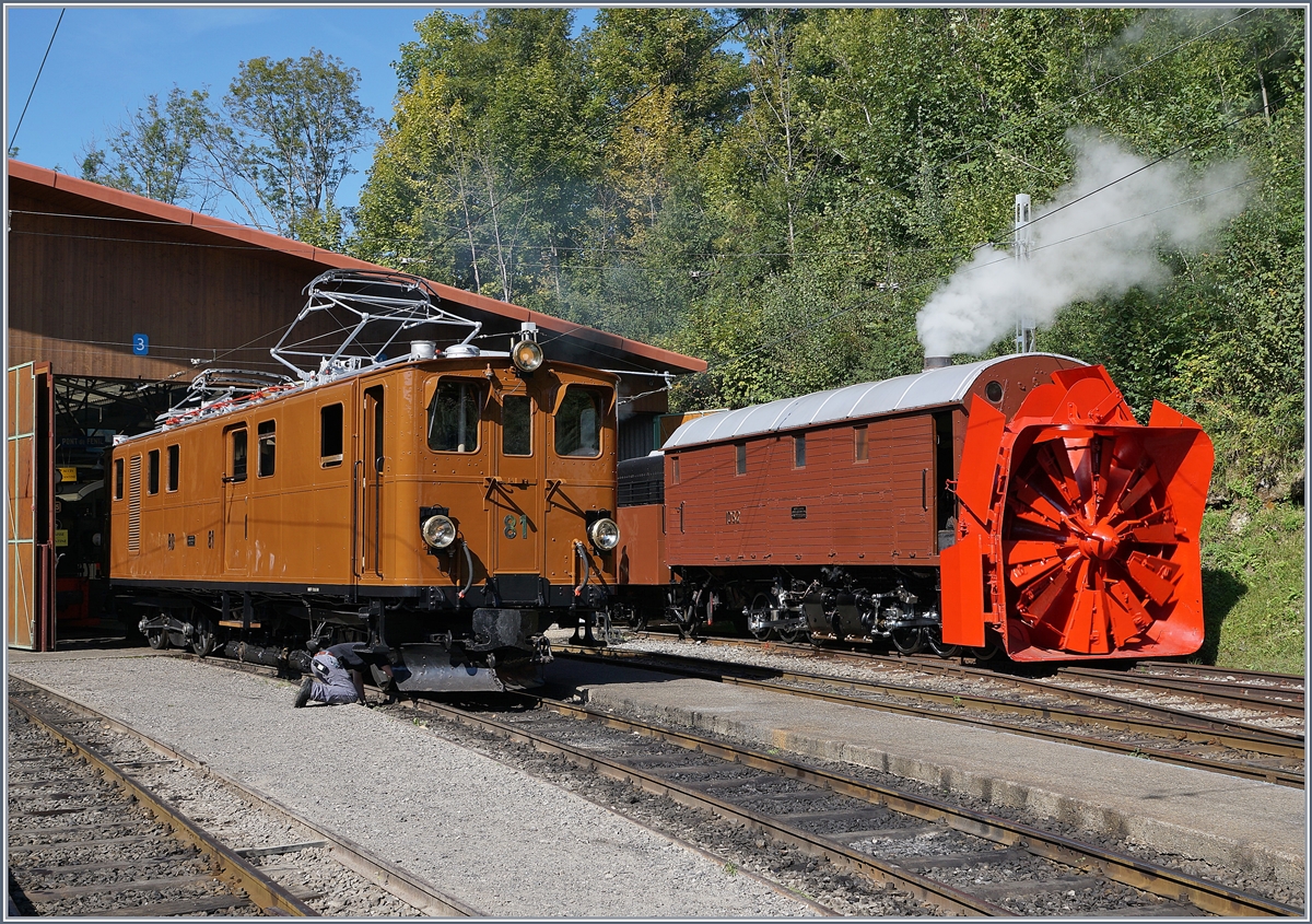 50 Jahre Blonay Chamby - MEGA BERNINA FESTIVAL: Die Bernina Bahn Ge 4/4 81 und die RhB Dampfschneeschleuder X rot d 9214 (1052) in Chaulin.
8. Sept. 2018