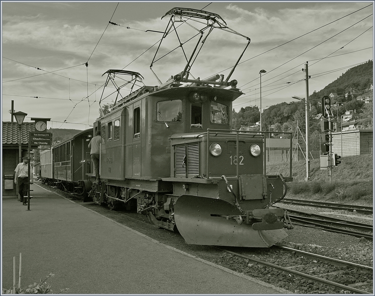 50 Jahre Blonay Chamby - MEGA BERNINA FESTIVAL: Das Bernina Krokodil Ge 4/4 182 wartet als Gastlok bei der Blonay-Chamby Bahn in Blonay auf die Abfahrt nach Chaulin.

9. Sept. 2018
