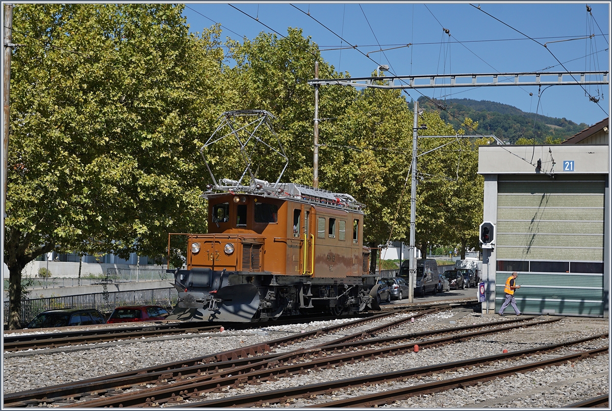 50 Jahre Blonay Chamby - MEGA BERNINA FESTIVAL: Whrend des B-C Bernina Festival verkehrte am Sonntag einige Zge der BC bis nach Vevey. 
Da der Zug relativ lang, und zudem die Treibfahrzeuge untereinander auch in Umgekehrter  Reihenfolge d.h. das Krokodil an der Spitze verkehren sollten ergab sich auf den recht engen Gleisangelange von Vevey ein sogenanntes  Kaisermanver , ein Ausdruck fr eine etwas komplizierteres  Rangieren, in diesem Fall mit dem Belle Epoque Zug, dem RhB Ge 4/4 182 und dem RhB ABe 4/4 35. 


9. Sept. 2018