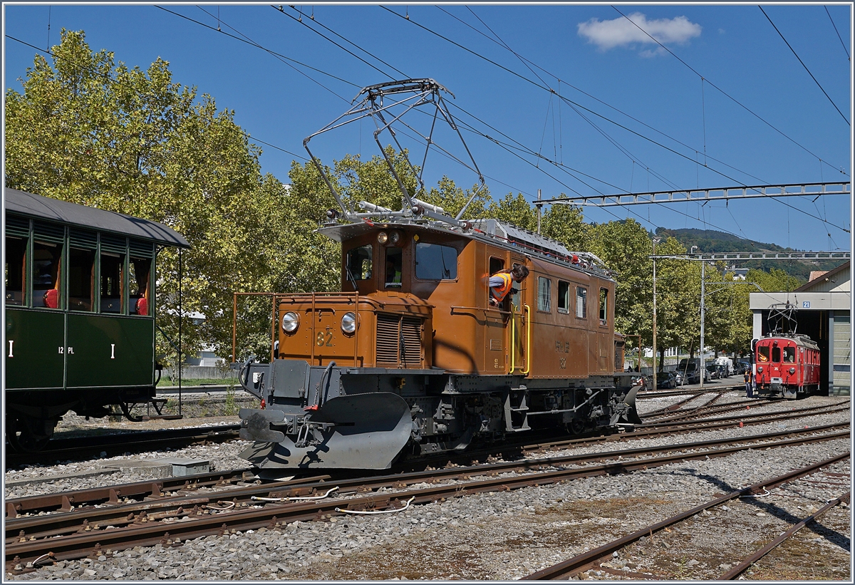 50 Jahre Blonay Chamby - MEGA BERNINA FESTIVAL: Whrend des B-C Bernina Festival verkehrte am Sonntag einige Zge der BC bis nach Vevey. 
Da der Zug relativ lang, und zudem die Treibfahrzeuge untereinander auch in Umgekehrter  Reihenfolge d.h. das Krokodil an der Spitze verkehren sollten ergab sich auf den recht engen Gleisangelange von Vevey ein sogenanntes  Kaisermanver , ein Ausdruck fr eine etwas komplizierteres  Rangieren, in diesem Fall mit dem Belle Epoque Zug, dem RhB Ge 4/4 182 und dem RhB ABe 4/4 35. 


9. Sept. 2018