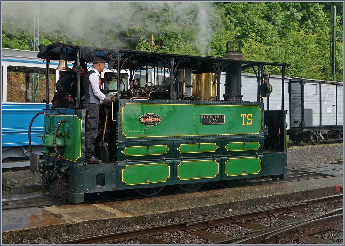 50 Jahre Blonay - Chamby; Mega Steam Festival: - Als eine der Gastdampflok ist die TS 60 (1898) zur Feier angereist; hier als Detailbild in Chaulin.

Die 030T, no 60,  La Ferté-Bernard , gebaut von Blanc Misseron (1898), der  Tramways de la Sarthe  wird vom MTVS gepflegt und unterhalten. 
Es ist eine Dampf-Lokomotive mit zwei Führerständen vom Type 7, früher im Einsatz bei den Métallurgique Werken in Tubize, restautiert von der ASVI. 

19. Mai 2018