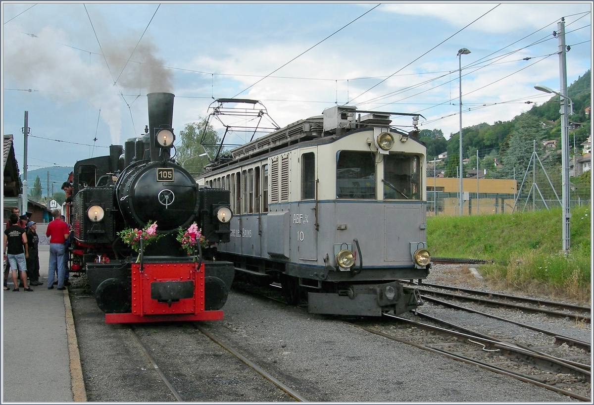 50 Jahre Blonay-Chamby Bahn - und an diesem Tag feierte das  Personal  der BC das Jubiläum der Bahn, jedenfalls am Abend, nachdem das Publikum das Museum etwas vorzweitig verlassen hatte. Auf Gleis 1 dampft die G 2x 2/2 105 und daneben steht der LLB Triebwagen mit der phantasievollen Bezeichnung ABFe 2/4 10. 

21. Juli 2018