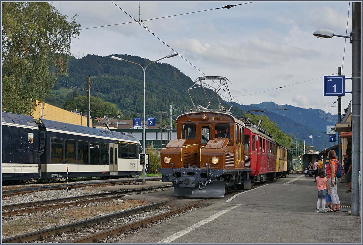 50 Jahre Blonay-Chamby: Die noch in RhB Diensten stehende und als Gastlok bei der Blonay-Chamby Bahn weilende Ge 2/2 161 auf grosser Fahrt: mit dem Bernina Bahn ABe 4/4 35 wartet die kleine Vorspannlok in Blonay auf die Abfahrt nach Vevey. 

9. Sept. 2018