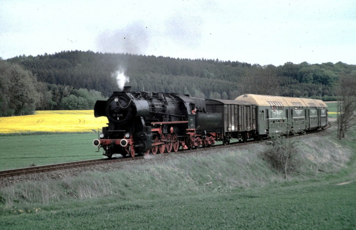 52 8079 mit DR Doppelstockzug bei Weißenhorn am 11.05.1997.