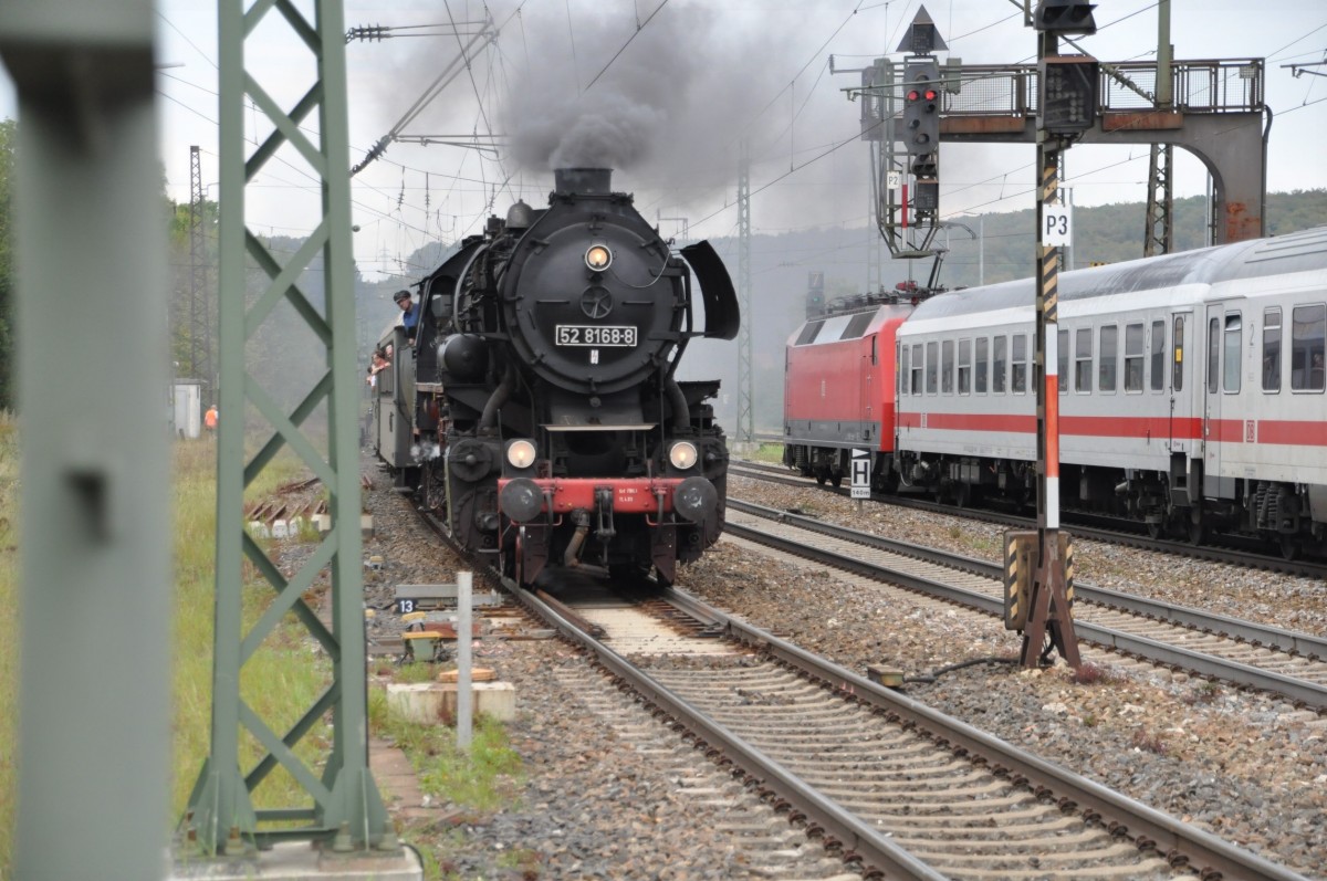 52 8168-8 fährt mit einem Sonderzug in Amstetten ein - in Gegenrichtung fährt ein IC mit einer 120 durch, am 17.08.2011.