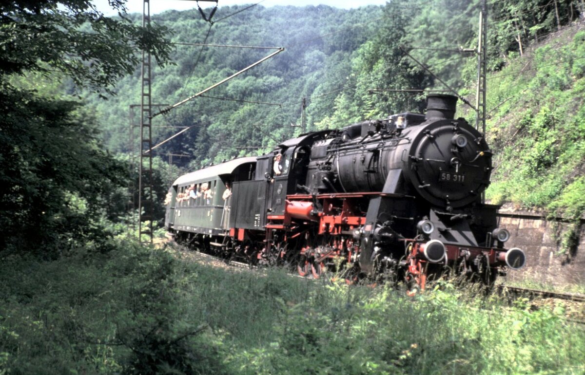 58 311 mit Sonderzug auf der Geislinger Steige am 16.06.1996.