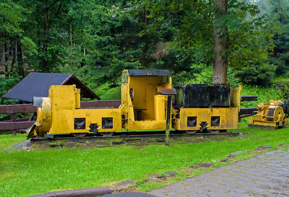 600 mm BBA Tandem-Akkumulatorlokomotive vom Typ B 660, vom Hersteller BBA - Betrieb für Bergbauausrüstungen Aue von 1954–1991 Sowjetisch-Deutsche Aktiengesellschaft (SDAG), Fabriknummer 5562.308 (Baujahr 1989), am 25.08.2013 beim Besucherbergwerk Markus Röhling Stolln in Annaberg-Buchholz – Frohnau.

Die Type B 660 des Betriebes für Bergbauausrüstungen Aue (BBA) bezeichnet eine Akkumulatorlokomotive, die von 1980 bis 1990 gebaut wurde. Sie wurde hauptsächlich für die Bergbaubetriebe der SDAG Wismut gebaut, aber auch an andere Bergbaubetriebe geliefert. Die B 660 ist eine Tandemvariante der B 360. Die beiden Akkutender entsprechen einer B 360 ohne Führerhaus. Das Führerhaus wurde als Sänfte zwischen die beiden Akkutender gehängt. Von diesen Loks wurden über hundert Stück gebaut. Sie ersetzte die verschlissene Tandemakkulok EL 61 des BBA. Ende der 1980er-Jahre wurden einige Prototypen mit einer  Sonderausrüstung gebaut, zu diesen die hier wohl auch gilt. Denn sie hat nur einen Akkutender, an dem vorderen Tender ist ein Schleuderrad angebaut, wohl um Abraum aus dem Gleis zu schleudern.

TECHNISCHE DATEN (laut Erklärungstafel):
Hersteller: BBA Betrieb für Bergbauausrüstungen Aue
Herkunft: Grube Pöhla (Erzgebirge)
Spurweite: 600 mm
Achsformel: Bo+Bo
Bauart: Akkulok
Gattung: Grubenlokomotive
Eigengewicht: 5,8 t
Leistung: 4 x 2,1 kW (8,4 kW)
Stundenleistung: 460 kp
Schaufelinhalt: 0,16 m³ (Förderleistung bis zu 60 m³/h)
Höchstgeschwindigkeit: 6,0 km/h

Weitere Daten serienmäßiger B 660:
Länge über Puffer: 	4.790 bis 4.870 mm K
Höhe: 1.470 mm
Breite: 780 mm
Fester Radstand: 630 mm
Kleinster bef. Halbmesser: 5 m
Dienstmasse: 	5,5 t
Höchstgeschwindigkeit: 15 km/h
Stundenleistung: 8,4 kW
Anfahrzugkraft:  3,2 kN
Kapazität:  2 × 280 / 2 × 260 Ah
Treibraddurchmesser:  500 mm
Fahrbatterie: 78/80 V
Anzahl der Fahrmotoren: 4
