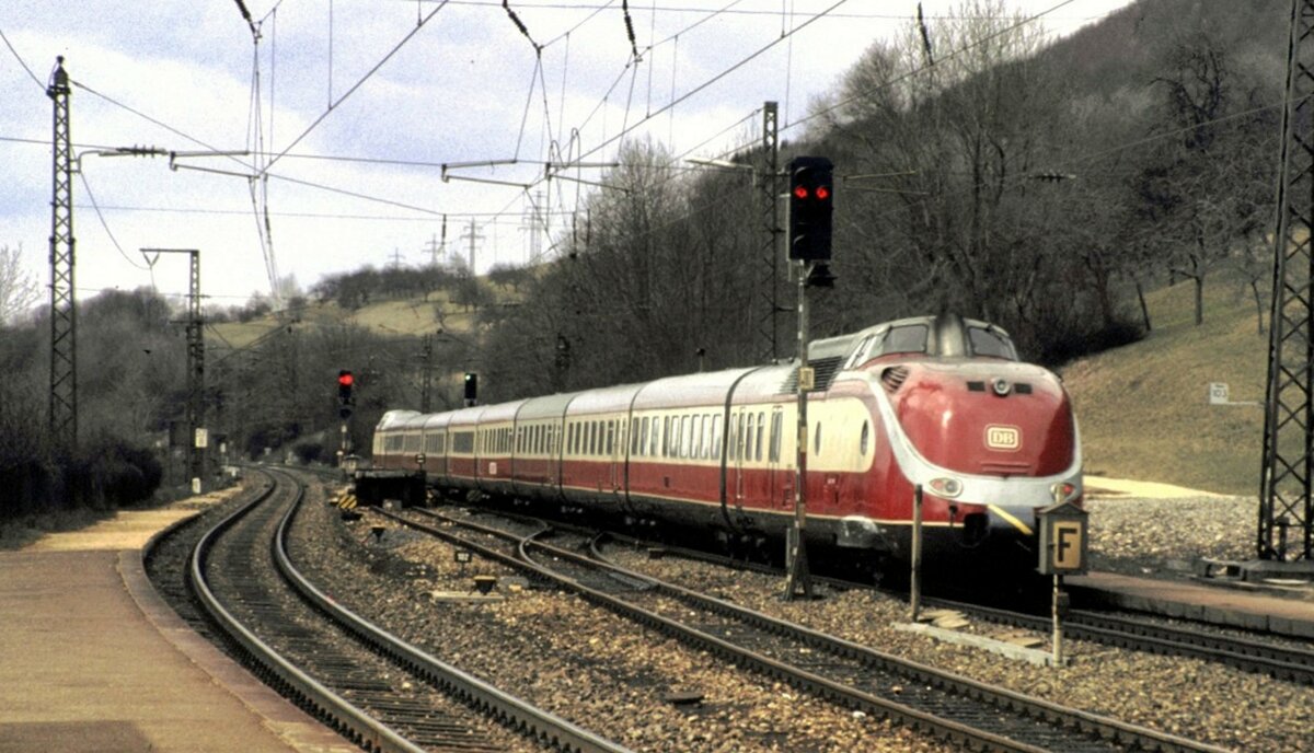 601 Alpen-See-Express fhrt durch Geislingen-West in Richtung Dortmund am 14.03.1982. Auf das mittlere Gleis werden die schweren Gterzge geleitet, die von einer bereitgestellten Lok dann Schubhilfe erhalten.