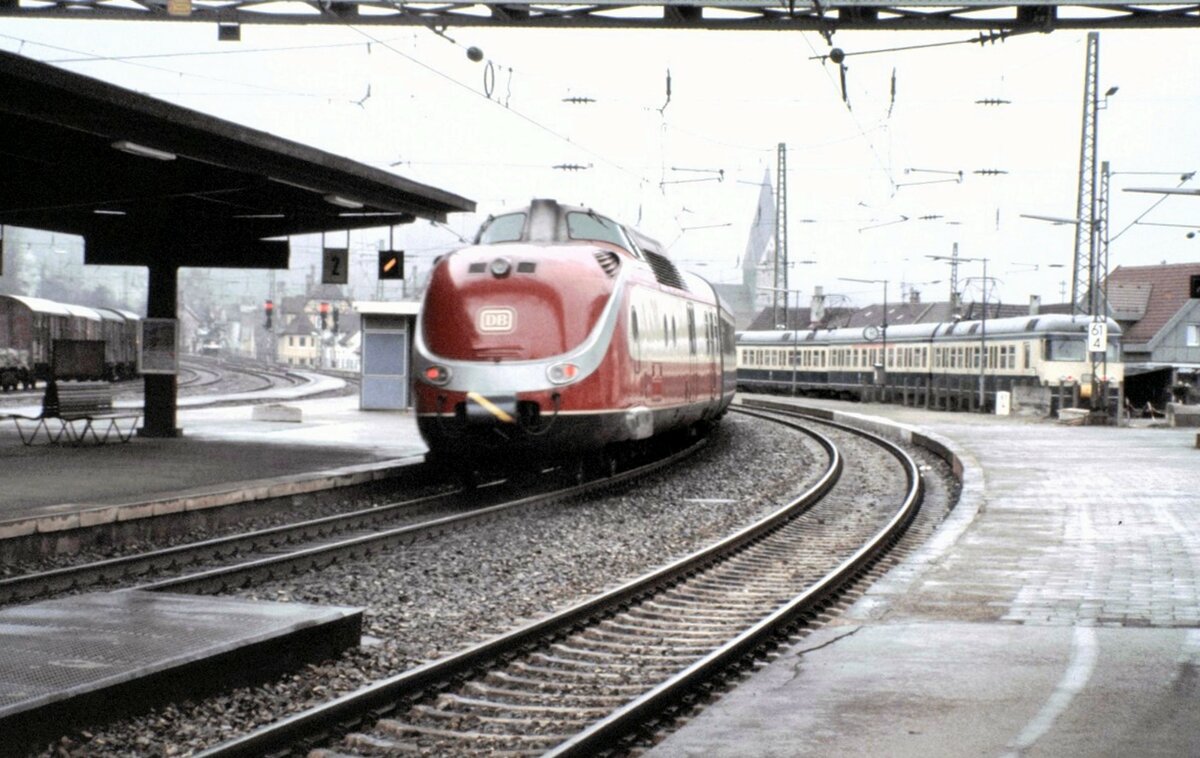 601 See-Alpen-Express und 427 (ex ET 27 Indienststellung 1964) in Geislingen/Steige am 13.03.1982.