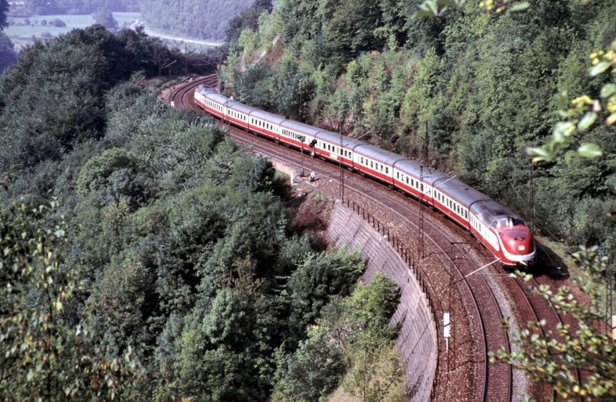 601 See-Alpen-Express auf dem Mhltalfelsendamm auf der Geislinger Steige am 21.08.1982.