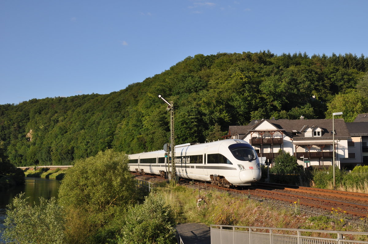 605 017 war am 21.06.2019 als LPFT-T 92005 von Halle-Ammendorf nach Koblenz Lützel unterwegs und fuhr dabei auch durch das motivreiche Lahntal. In Aumenau an der Lahn konnte der Diesel ICE auf der sonst ausschließlich von Regionalzügen befahrenen Strecke von circa 20 Fotografen und mir aufgenommen werden. (Bild 1 von 3)

