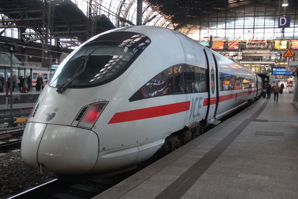 605 511-4 als ICE 37 von Hamburg Hbf nach Koebenhavn stand am 17.01.2015 im Hamburger Hbf.mit erfolgreicher Beute ging es dann sp�ter gen Rostock zur�ck.