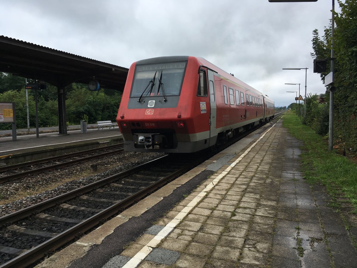 611 018 am 28.07.17 als Re nach Sigmaringen bei der Ausfahrt aus Herbertingen.

Leider wieder ohne Neigetechnik.
