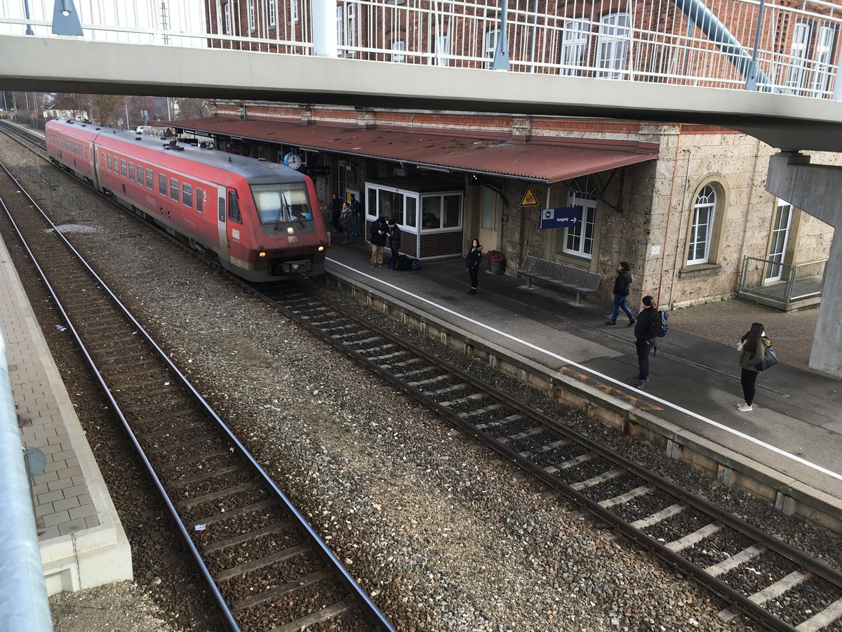 611 050 bei der Einfahrt als Re 22340 nach Sigmaringen am 22.12.16 in den Bahnhof Ehingen.