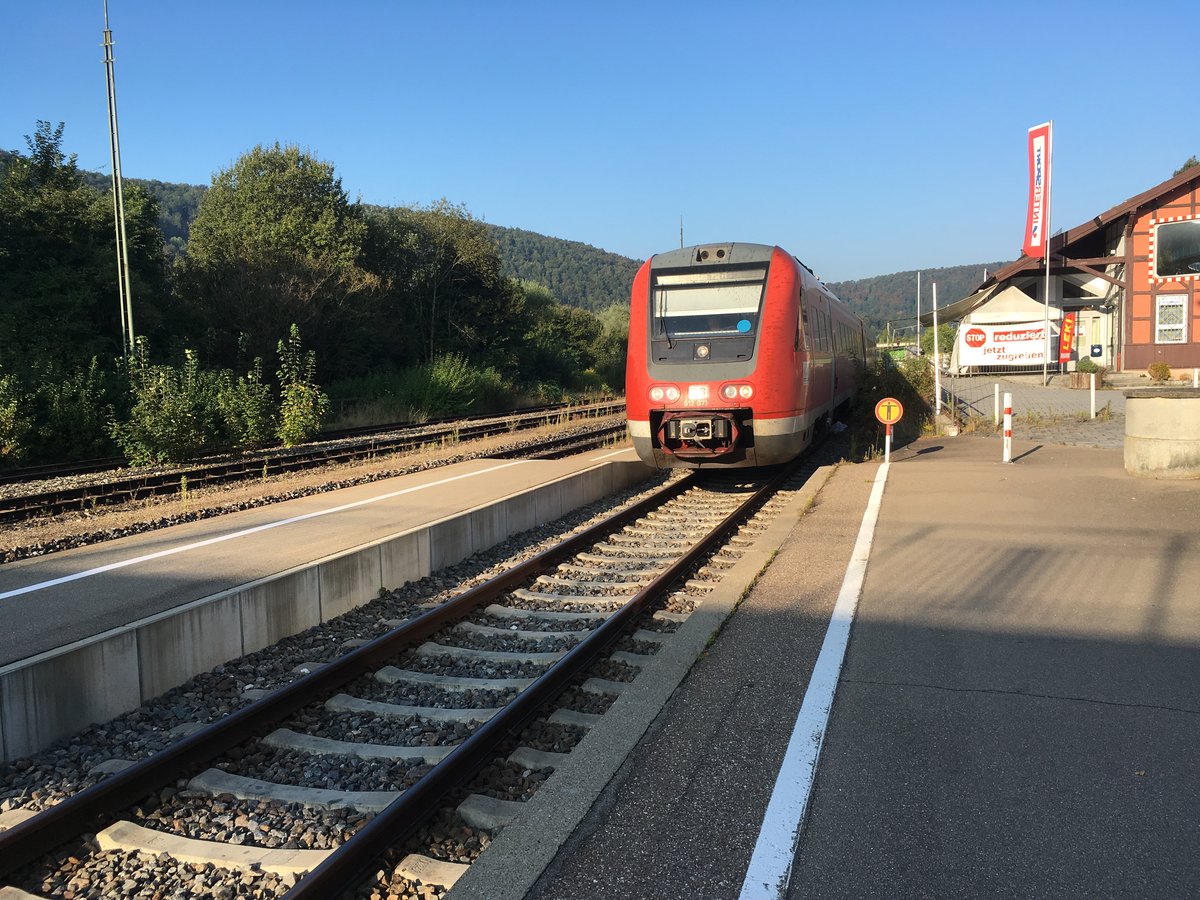 612 071 bei der Einfahrt in den Bahnhof Blaubeuren am 31.08.16 als Re 22331 nach Ulm hbf.